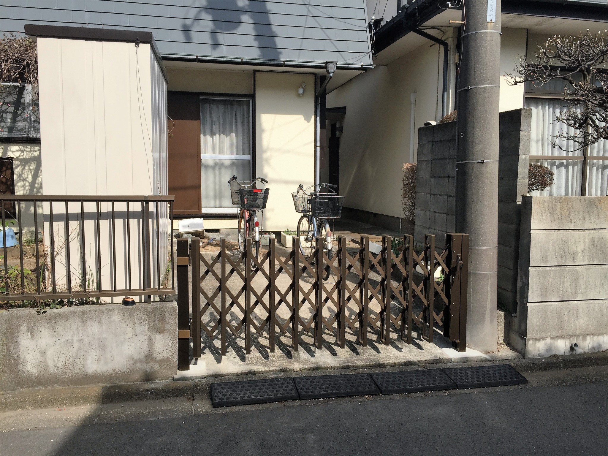 エクステリア　伸縮門扉取付